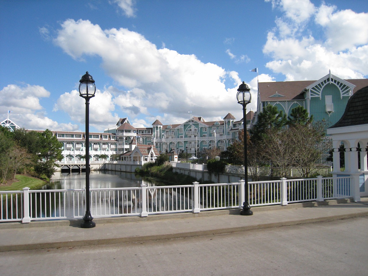 Vacation 2007-12 - Beaches Disney Hotels 0484.jpg - On the 2007-08 Florida vacation we visited beaches from Fort Myers to Sanibel Island sampling local food along the way. Green water and white sugar beaches! Arriving at Disney World we visited several of the theme resorts.